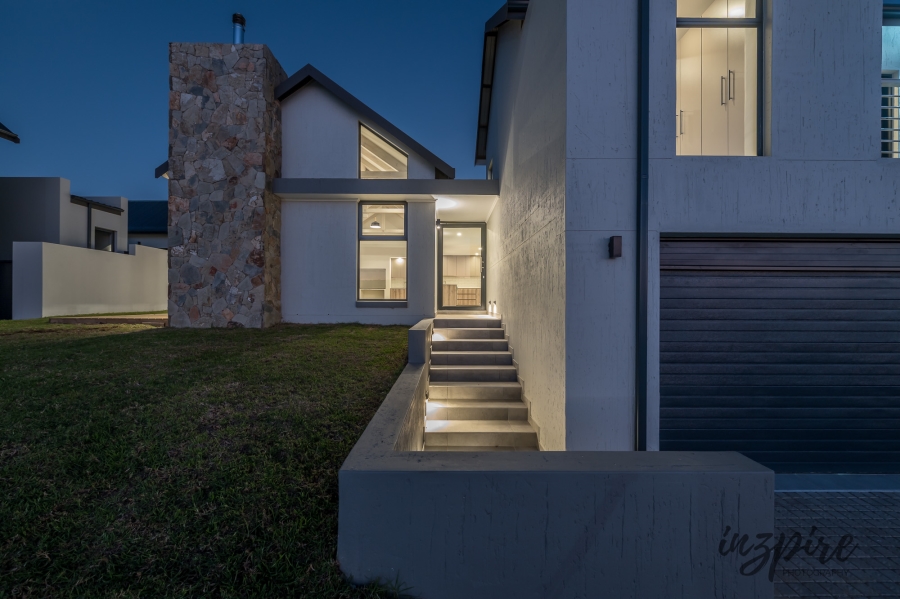4 Bedroom Property for Sale in Outeniquasbosch Western Cape